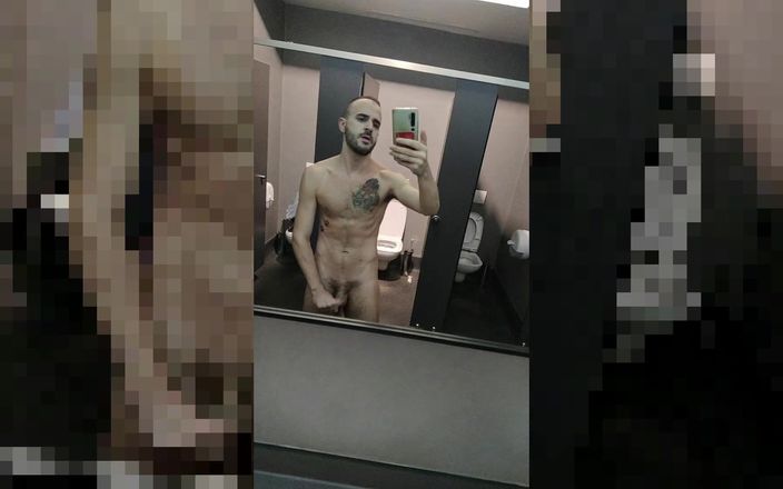 Xisco Freeman: Masturbándose en el baño del gimnasio