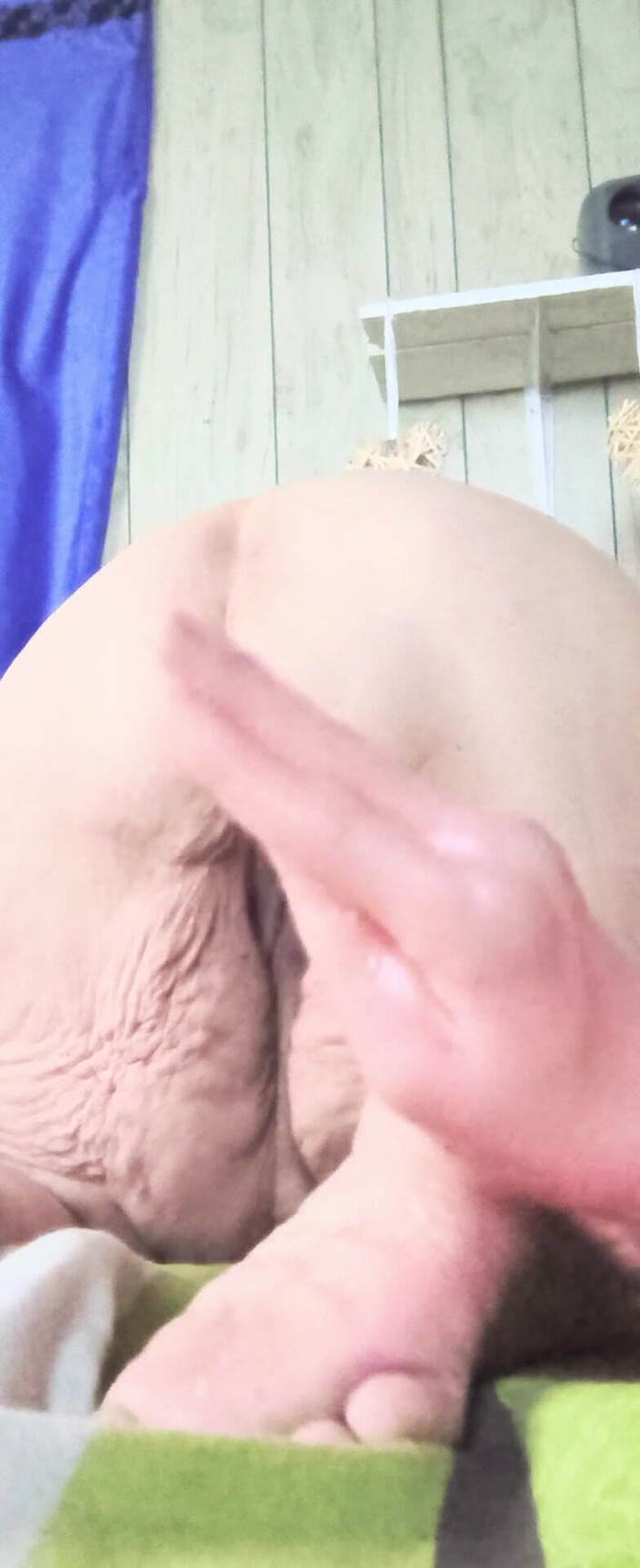 HerculesnVENUS: Grote dikke hand tussen haar als ze een dikke meid...