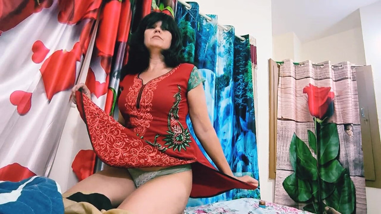Bolly Karma: Velké černé péro pro sexy děvku manželku vždy radostnou