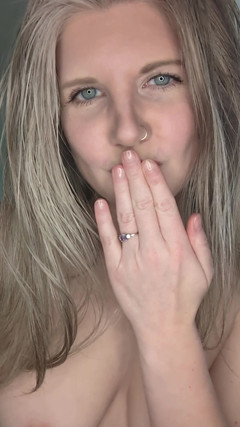 Housewife Ginger: Hoodie Striptis JOI