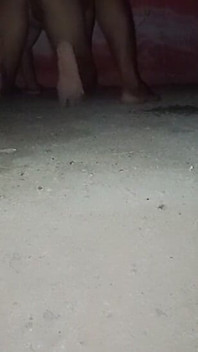 Ma femme et moi dans une maison abandonnée la nuit