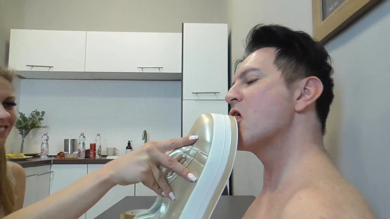 Femdom Sex: Mặt nạ đánh hơi giày thể thao Vắt sữa!