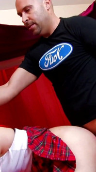 Rothaariges teen Tania mit natürlichen titten gibt Max Cortes analsex und tiefen blowjob