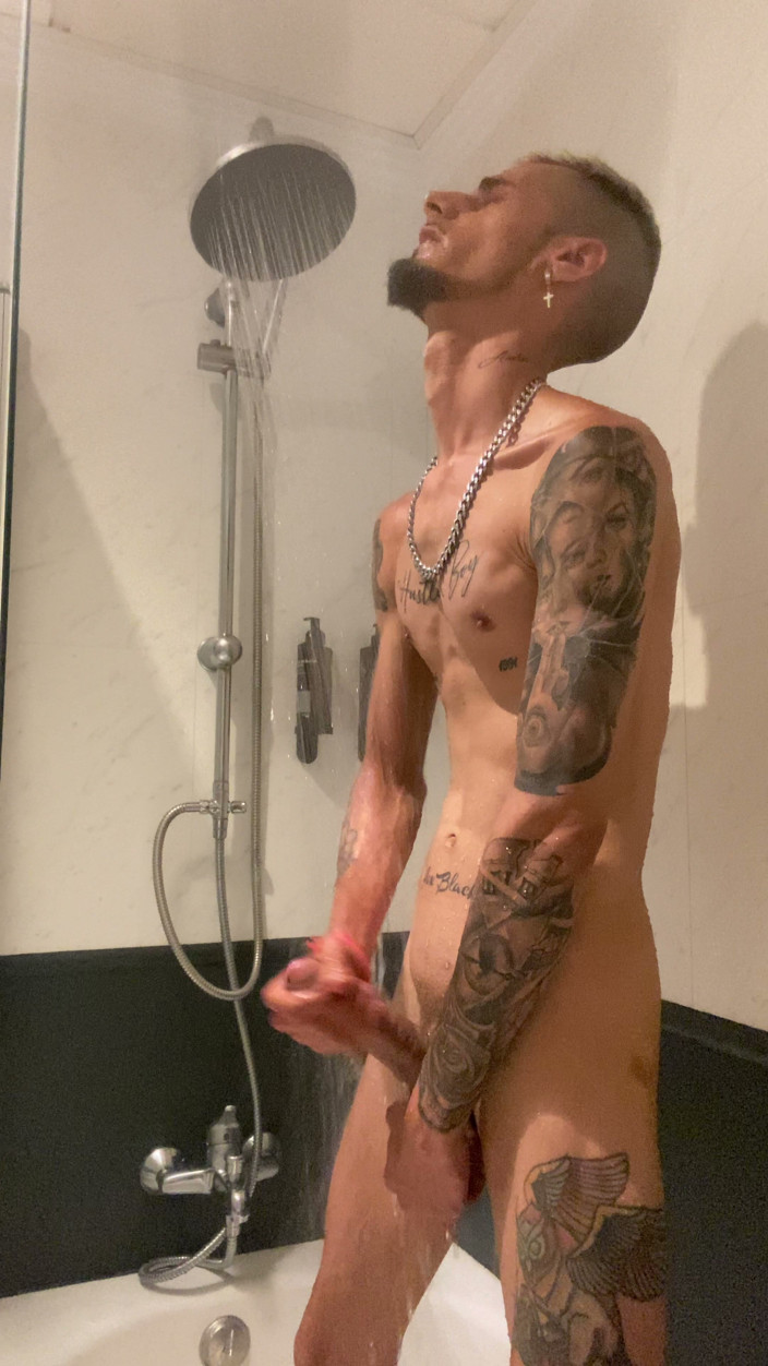 AlexxBlackk: Shower and Masturbate in Hotel