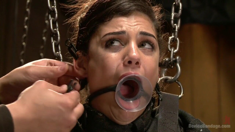 Device Bondage by Kink: Bonnie Rotten подчиняется и сквиртует перед Господином Орландо