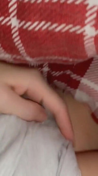Jak mít orgasmus bez rukou. Drobná kundička používá polštář