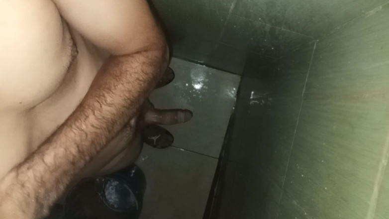 Cute boy jerks off: L'uomo peloso magro si masturba sotto la doccia a casa