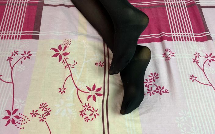 Gloria Gimson: Tenero feticismo del piede assolo in calze nere da padrona...