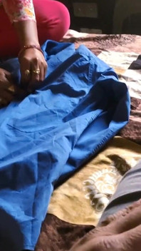 Priya bhabhi一边熨烫衣服一边独自坐着，priya bhabhi一边熨烫衣服