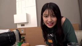 Voz intensa e doce sussurrando que deixa seus ouvidos loucos! Bela encorpada com uma voz suave!