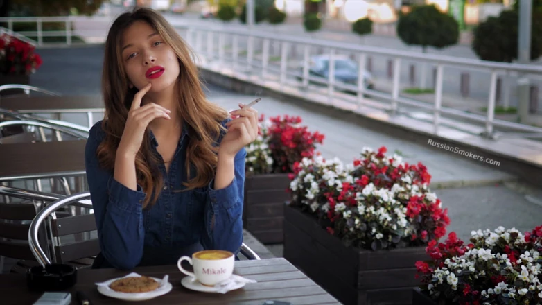 Russian Smokers: 有磁力的俄罗斯美女玩弄香烟烟雾
