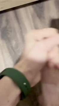 La Bite Poilue D’un Twink De 18 Ans Pompe Du Sperme Épais - Jambes Écartées! Vidéo Complète!