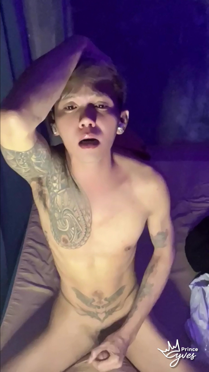 Prince-Yves: Filipino inked napalony twink dokucza i masturbuje się, aż spuści