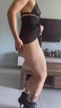 Sie bewegt ihren arsch, um einen typen zu erregen, und bekommt ihr gesicht mit sperma bedeckt