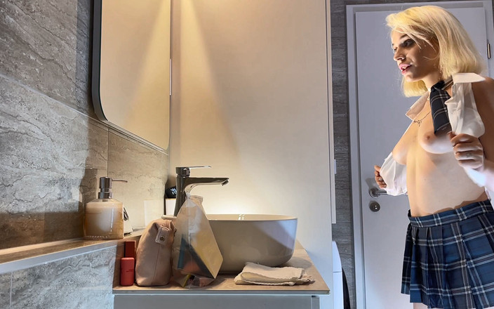 Short Skirt TV: Sexy blonďatá roztleskávačka v krátké školní uniformě ukazuje kundičku a zadek,...