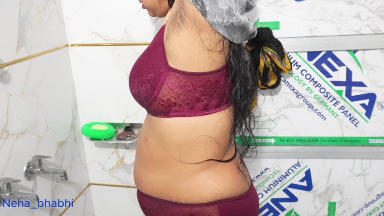 Neha bhabhi0832: Hari ini aku memandikan adik iparku telanjang, dia ngasih diam-diam