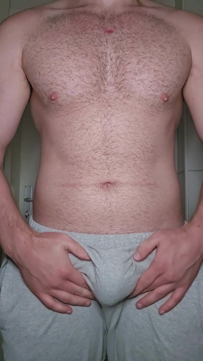 PhantomGentX: Pantaloni de trening gri Cumshot ;) Complet excitat!