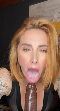 Assista me foder minha buceta apertada com meu vibrador de pau grande e abrir meus lábios da buceta