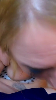 Natte diep in keel eindigt met orale creampie