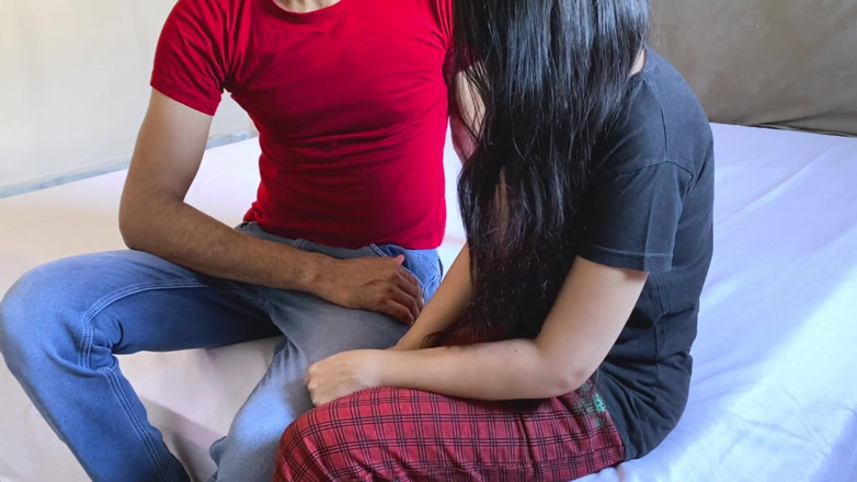 Desifilmy45: Spragniona kutasa mała pasierbica dostała swoją cipkę zerżnięta w Indiach