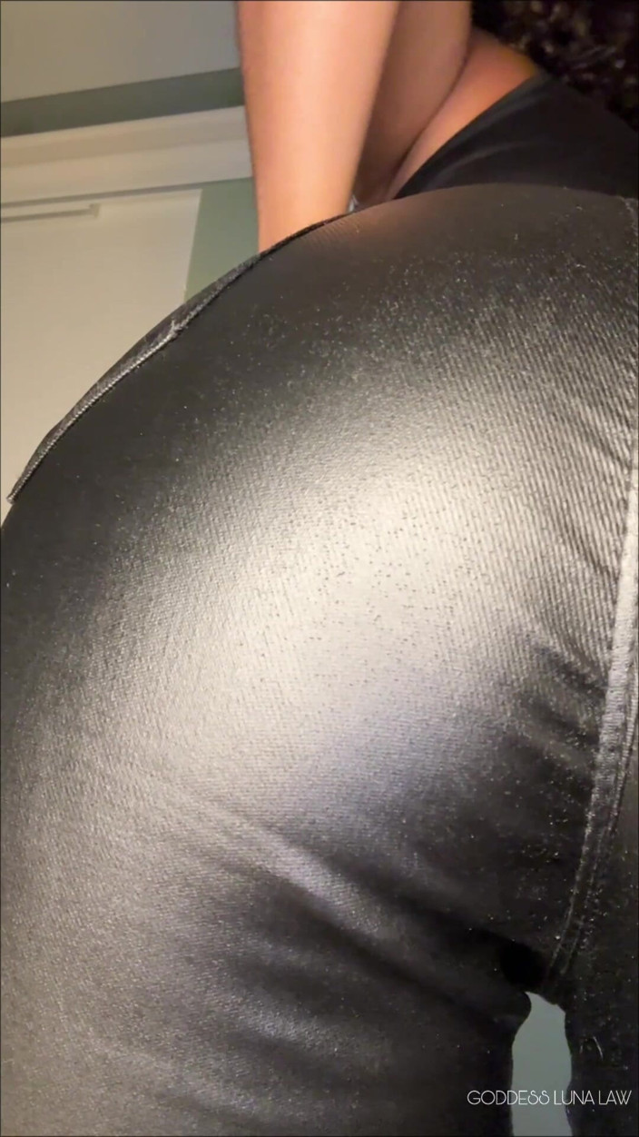 Goddess Luna Law: 皮革屁股嗅闻和撸管指挥 - 黑人女神luna law让你抚摸那根鸡巴，为她完美的泡泡屁股，肖像垂直视频