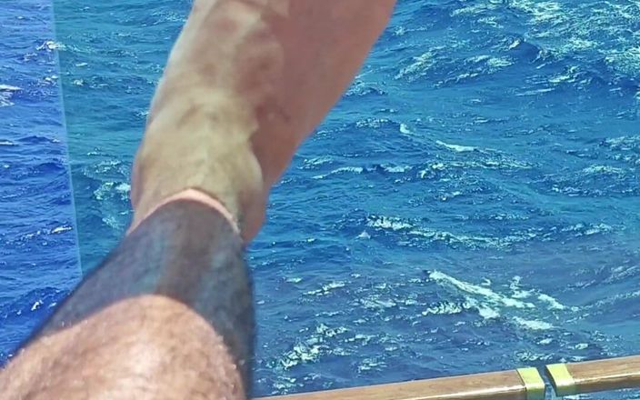 Grayalpha: Piedi grandi in vacanza