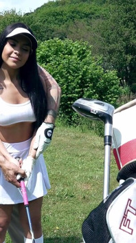 Proprio nel buco - una ragazza latina fa sesso anale nel campo da golf