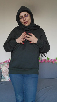 86. Grote Zwarte Lul Dildo Neukt Sexy Lichaam Onder Hoodie Mia Niqab