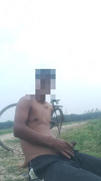Videoclip sexual cu bărbați homosexuali în aer liber la marginea drumului