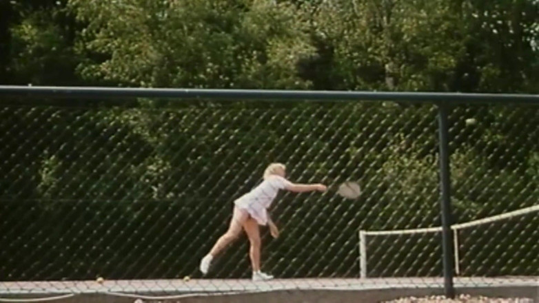 European Classics: Marilyn Jess s’exhibe en regardant des filles jouer au tennis