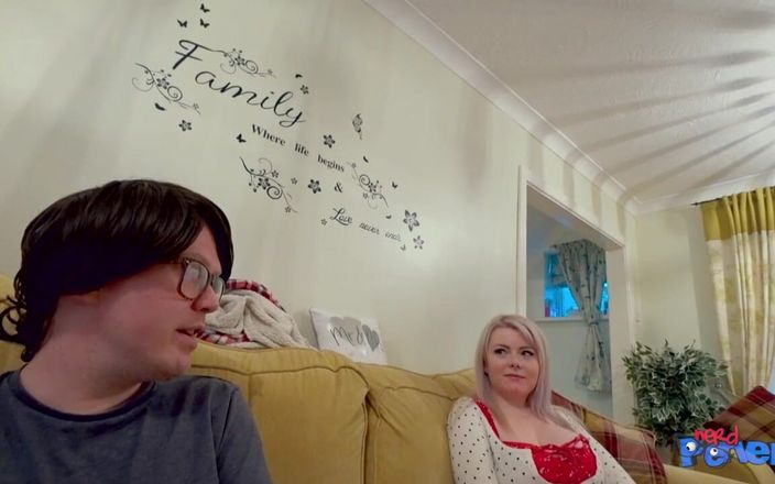 Nerd Pervert: ダニー・マリー - かわいい初めてのタイマーが自慰行為をしゃぶり、コックをしゃぶる