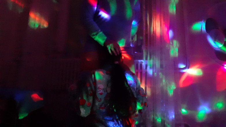 Lesbian-illusion: パーティーでみんなが踊っている間に、私たちは見知らぬ人と角に行ってセックスしました