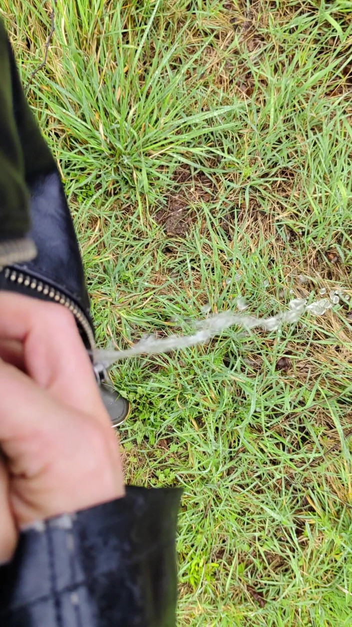 Bayer911: Kencing di luar ruangan saat hujan