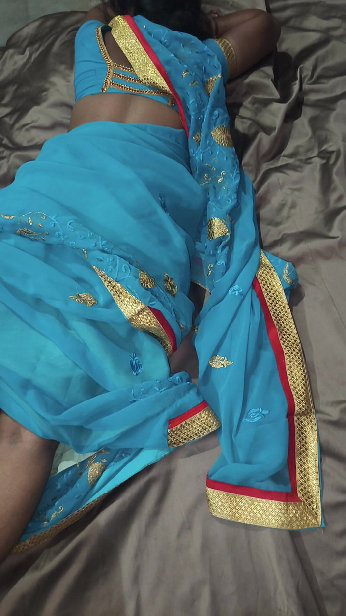 Indian innocent wife: La moglie casalinga indiana telugu Saree in un video di...