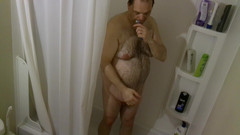 Caressonnous: सौतेला बाप शॉवर लेने जा रहा है