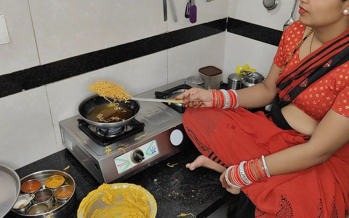 Couple gold xx: Trong khi Komal đang làm namkeen cho Diwali, anh rể nếm...