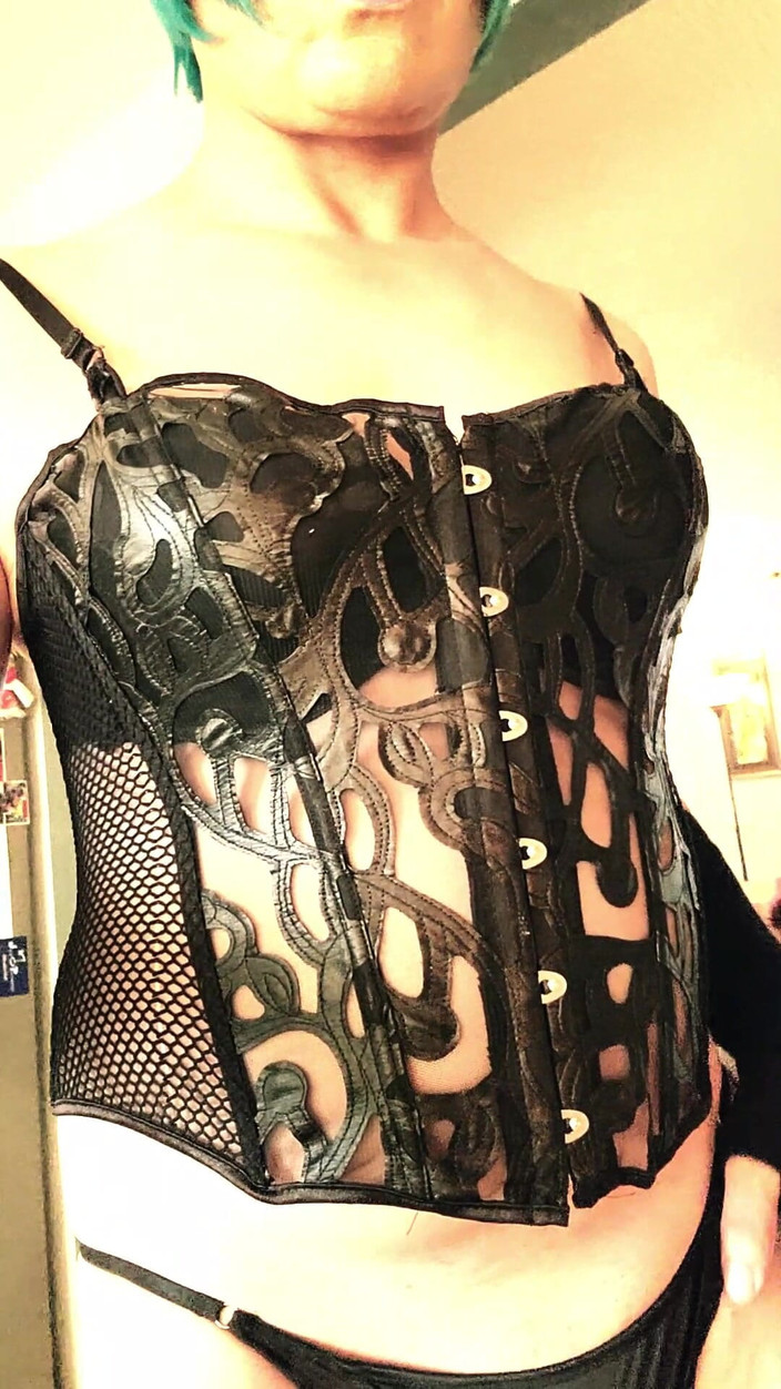 kandiKane: Sexy și incitantă cu curva efeminată Kandi în corset și chiloți de mătase...