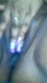 Żona masturbuje się i robi się napalona za jebanie