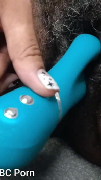 Fick meine schwarze behaarte muschi mit kaninchen-vibrator