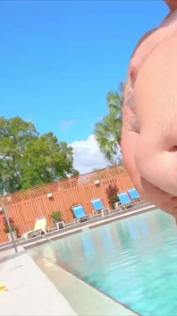 巨大的大直熊男人在key West的日光浴甲板上撸管