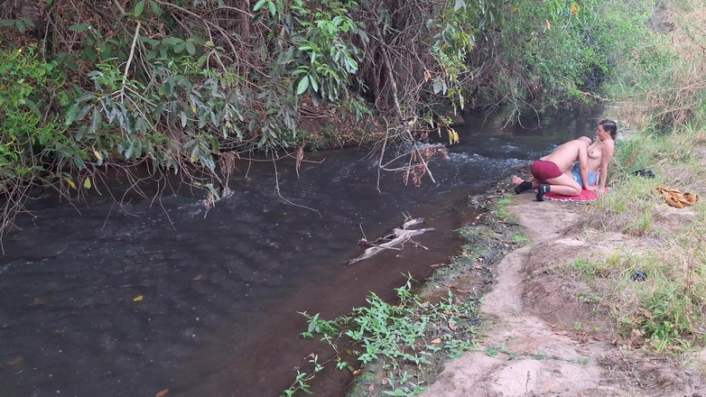 Gabi SweetCouplesStories: Pertemuan Antara Orang Asing Di Creek Berakhir Dengan Seks Yang...