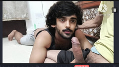 Desi__Panda: Per la prima volta succhia il grosso cazzo del fratellastro...