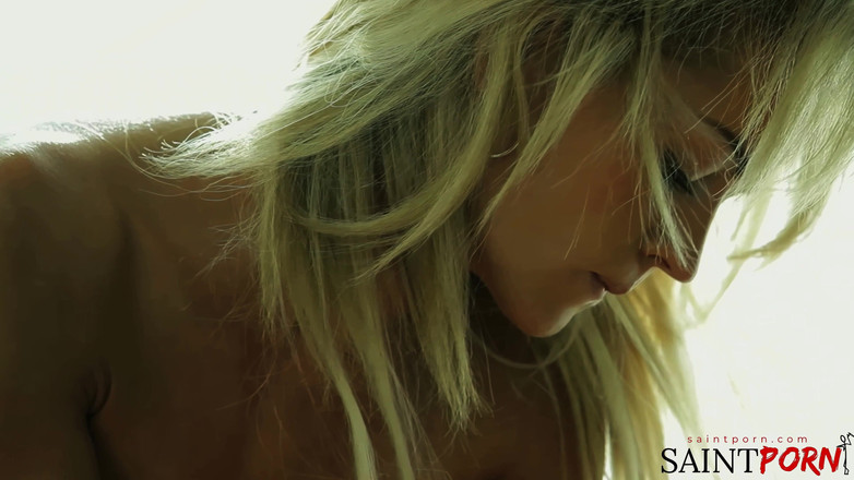 SaintPorn: 彼の種で彼女の子宮を満たすことで、恋人同士の長期的な約束が保証される