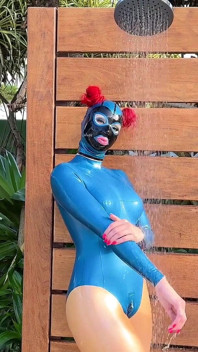 Muñeca de goma en el paraíso