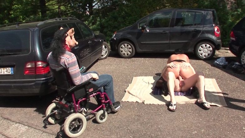 Wild outdoor milfs: Sesi seks tegar blonde dan si rambut coklat tegar di...