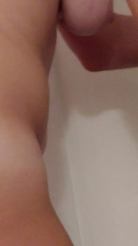 Hb Applies Lotion