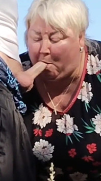 Sogra mantém meu pau enquanto eu faço xixi e depois chupa em público