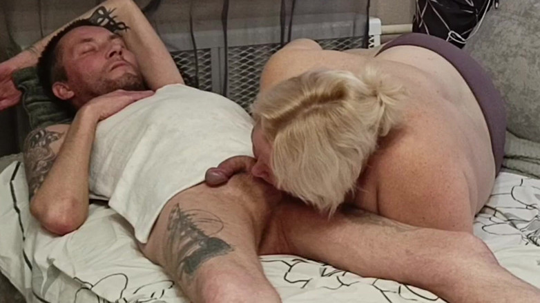 Zona901: La matrigna succhia il cazzo e ingoia lo sperma