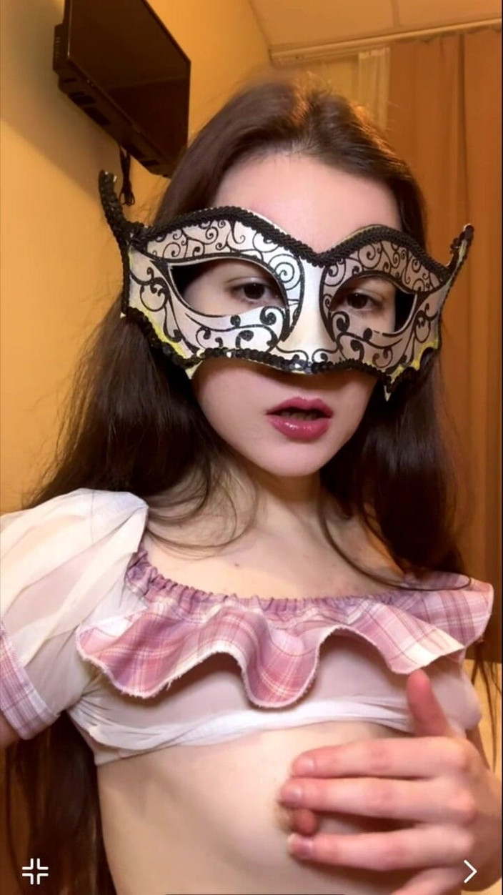 JuliaVeil: Lèche Mes Petits Seins! Et Je Te Sucerai La Bite!...