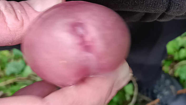 Rockardglans: Großer unbeschnittener schwanz cruising, nahaufnahme wichsen im wald in arbeitskleidung -...